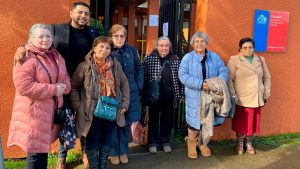 Coordinador Carlos Jimenez y personas mayores adjudicadas