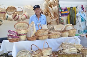 artesano cestería en mimbre de robleria cohueco