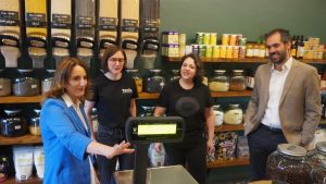 3 Ministro de Economía y gerenta general de Sercotec con beneficiarias convocatoria anterior (almacén Prizëm)