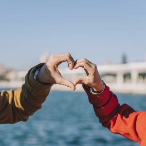 pareja-cosecha-que-muestra-corazon-manos