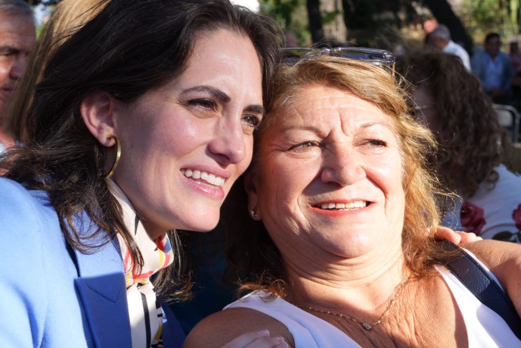 Ministra María Jesús Wulf con persona mayor en La Florida 2