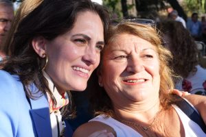 Ministra María Jesús Wulf con persona mayor en La Florida 2