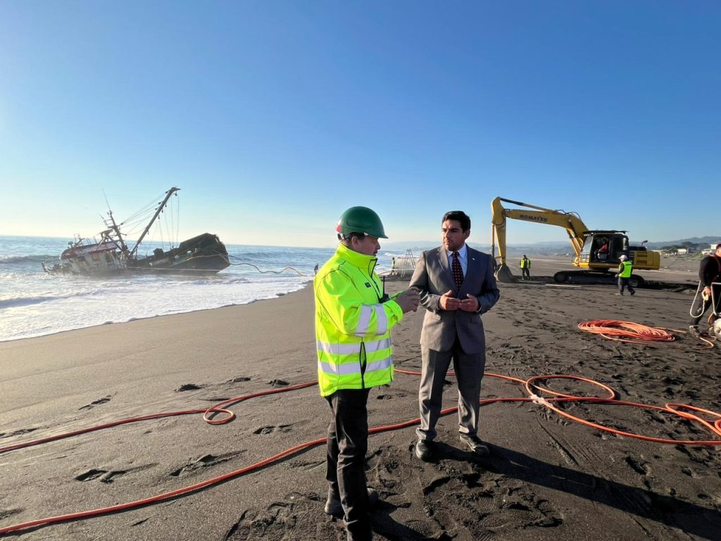 Finaliza proceso de extracción de material pesquero desde embarcación encallada en Caleta Taucú