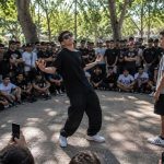 Retos de “Farmear aura” en Chile: en qué consiste la tendencia juvenil que llegó a los espacios públicos
