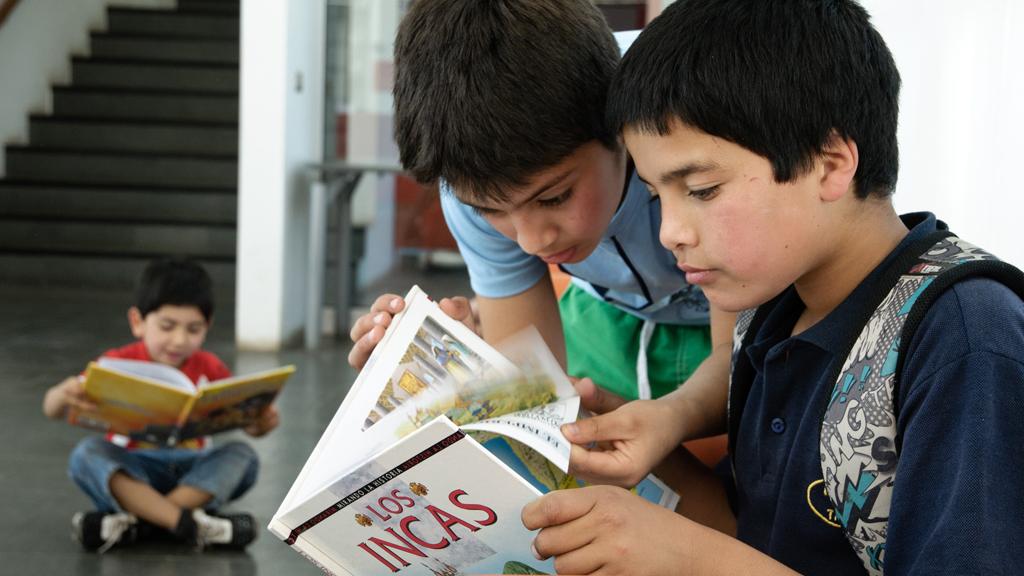 Niños leyendo. Derechos de Sistema Nacional de Bibliotecas Públicas